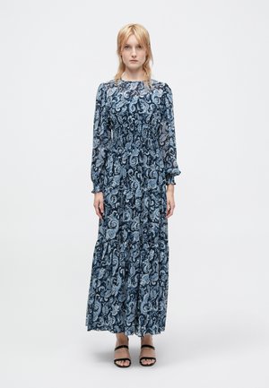 Tumesinine maxi kleit helesinise paisley mustriga, pikkade varrukatega, kogutud vöökoht, kihiline seelik, valmistatud kergest kangast. Mustad rihmadega sandaalid.