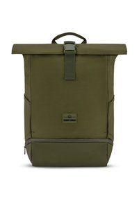 Zelený batoh s rolovací horní částí z texturovaného, odolného materiálu, vybavený horním popruhem, bočními kapsami a přední nášivkou s logem.