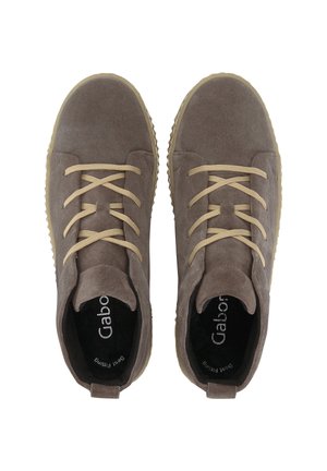Para brązowych zamszowych sneakersów z beżowymi sznurowadłami, zaokrąglonymi czubkami, gumowymi podeszwami i czarnymi wkładkami oznaczonymi "Gabor Best Fitting".