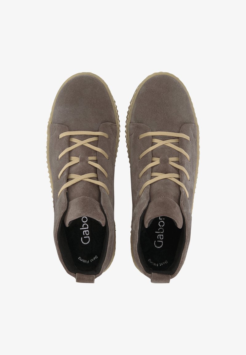 Paire de baskets en daim marron avec lacets beige, bouts arrondis, semelles en caoutchouc et semelles intérieures noires portant la mention "Gabor Best Fitting".