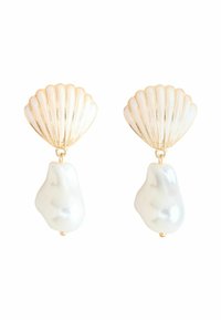 Orecchini in tono oro con un top a forma di conchiglia e una goccia di perla barocca. La conchiglia presenta delle costolature, mentre la perla ha una forma irregolare e liscia.