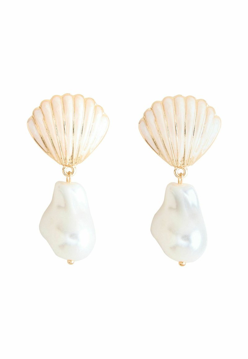 Orecchini in tono oro con un top a forma di conchiglia e una goccia di perla barocca. La conchiglia presenta delle costolature, mentre la perla ha una forma irregolare e liscia.