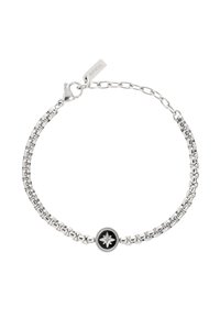 Stříbrný řetízek s náramkem, který má středový černý smaltovaný přívěsek s vyvýšeným designem hvězdy, upevněný pomocí karabiny.