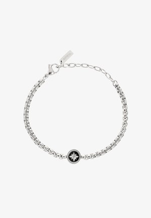 Pulsera de cadena de plata con un charm central de esmalte negro que presenta un diseño de estrella en relieve, sujeto con un cierre de langosta.
