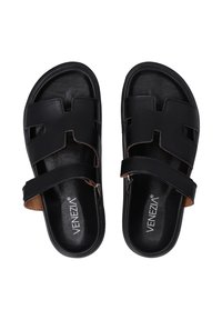 Zwarte leren sandalen met uitgesneden ontwerp, verstelbare banden en bruine accenten. Platte zool voor comfort, met een gladde textuur.