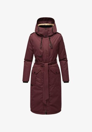 Bordeaux lange parka jas met een koord in de capuchon, een ceintuur in de taille en twee voorzakken. Voorzien van een rits en geribbelde manchetten.
