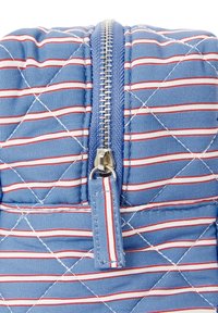 Niebieski plecak z pikowanego materiału, zdobiony czerwonymi i białymi poziomymi paskami, z wyraźnym srebrnym zamkiem błyskawicznym i przeszyciami.