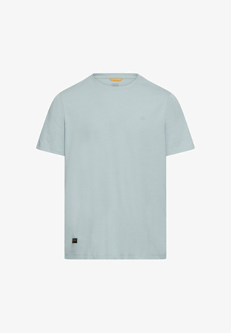 Hellblaues Baumwoll-T-Shirt mit kurzen Ärmeln, rundem Ausschnitt, dezentem Branding auf der Brust und einem kleinen Logotag unten links.