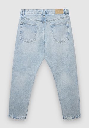 Jeans in denim azzurro chiaro con una texture sbiadita, vita alta e due tasche posteriori. Etichetta curva sulla cintura che indica il marchio.