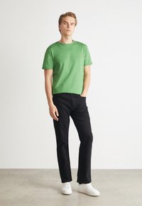 Les Deux NØRREGAARD SEASONAL - Paprasti marškinėliai - vintage green/orange