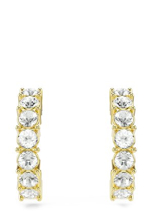 Goldene Creolen, die mit sieben großen runden klaren Edelsteinen auf jedem Ohrhänger besetzt sind, dargestellt vor einem weißen Hintergrund.