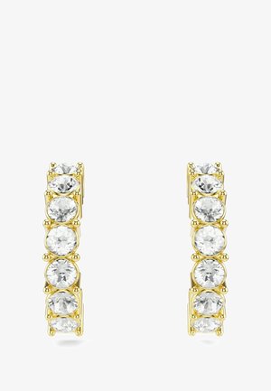 Orecchini a cerchio in oro impreziositi da sette grandi gemme rotonde trasparenti su ciascun orecchino, esposti su uno sfondo bianco.