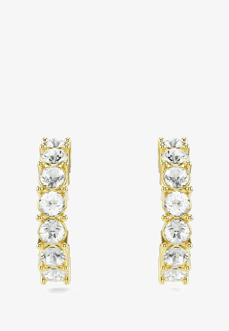 Guldpläterade hängörhängen prydda med sju stora runda klara ädelstenar på varje örhänge, uppställda mot en vit bakgrund.