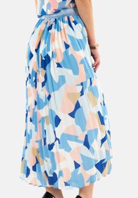 Gonna maxi a pieghe con motivo astratto blu, rosa e beige. Vita elastica, tessuto leggero e fluido. Texture liscia.