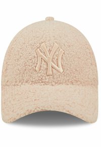 Beige Plüschmütze mit gebogenem Schirm und gesticktem NY-Logo. Die Textur ist flauschig und verleiht ein sanftes Aussehen. Runde Oberseite mit einem Knopfdetail.