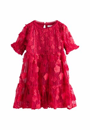 Robe rouge à manches courtes avec appliques florales et sequins, superposition transparente, ourlet volanté et encolure ronde avec fermeture par bouton au dos.