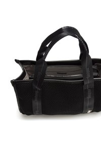 La borsa tote nera presenta un esterno in rete con accenti solidi, doppie maniglie piatte e un compartimento con zip. La superficie testurizzata aggiunge dettaglio.