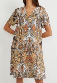 Kortärmad klänning med djup V-ringning, som har ett livligt paisleymönster i orange, brunt och vitt. Lättviktsmaterial med avslappnad passform.