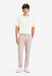 Levi's® XX CHINO SLIM TAPER PANTS - Chinos - adobe rose repreve cool