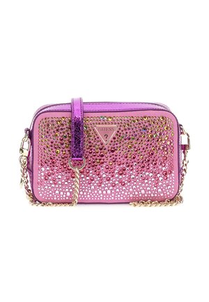 Kleine rechthoekige roze crossbodytas met een verloop van goudkleurige, paarse en transparante strass-steentjes, paarse riem, gouden ketting en Guess-logo aan de voorkant.