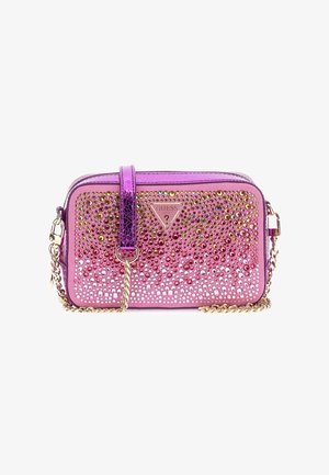 Kleine rechthoekige roze crossbodytas met een verloop van goudkleurige, paarse en transparante strass-steentjes, paarse riem, gouden ketting en Guess-logo aan de voorkant.