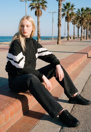 Urban Classics, HOODED CRINKLE NYLON JACKET WITH BATWING SLEEVES - Veste de survêtement - black/white