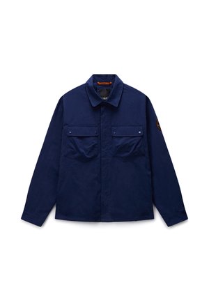 Chaqueta azul marino de manga larga con dos bolsillos de solapa delanteros con botones y cuello, con un parche redondo en la manga izquierda.