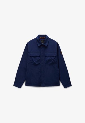 Chaqueta azul marino de manga larga con dos bolsillos de solapa delanteros con botones y cuello, con un parche redondo en la manga izquierda.