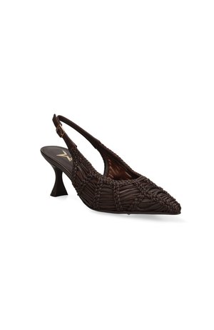Chaussure slingback brun foncé à bout pointu avec dessus tissé texturé et talon courbé élancé de hauteur moyenne.