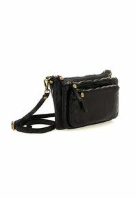 Borsa a tracolla in pelle nera con più scomparti con zip, hardware dorato, texture liscia e una tracolla rimovibile.