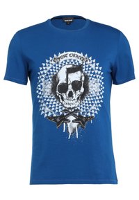 Blå bomullströja med en stor grafik av ett skalle med gitarrdetaljer och abstrakta mönster, rund halsringning och korta ärmar.