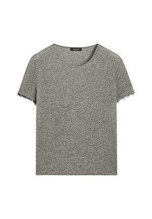 Světle šedé tričko s krátkým rukávem s neupravenými lemy rukávů a kulatým výstřihem, jednoduchý design, položeno naplocho.