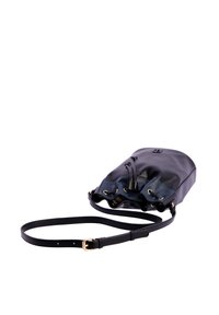 Bolso tipo saco de cuero negro con cordón y ojales dorados, con correa de hombro ajustable sobre fondo blanco.