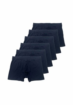 Sei paia di boxer da uomo neri semplici disposti in una pila sfalsata su sfondo bianco.