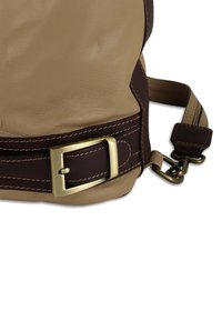 Bruine en beige leren tas met een gestructureerde afwerking, voorzien van een gouden metalen gesp, contrasterende stiksels en een verstelbare riem.