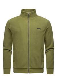 Vihreä fleece-tilkkupaita, jossa on korkea kaulus, etutaskut ja sileä pinta. Vasemmalla puolella logo-merkki.