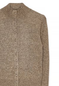 Cardigan en tricot marron avec un col haut à côtes, fermeture à boutons à l'avant et tissu texturé. Il présente des manches longues et une coupe régulière.
