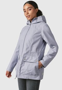 Giacca impermeabile di un leggero viola con cappuccio, zip frontale, due grandi tasche con bottoni e polsini elasticizzati. Texture liscia, design moderno.