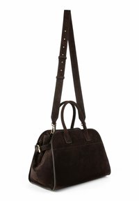 Bruine suède handtas met twee korte handvatten en een afneembare, verstelbare riem. Heeft een gladde textuur en een gestructureerde, afgeronde vorm.