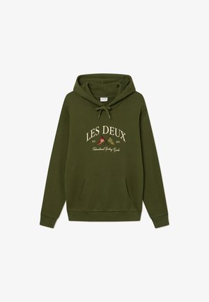 Olivovo zelená mikina s kapucňou s šnúrkou, predné vrecko a vyšitým logom "LES DEUX" s vlajkami. Mäkčený, bavlnený materiál.