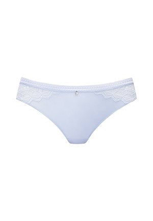 Lichtblauw damesondergoed met kanten afwerking aan de zijkanten en een klein decoratief hangertje in het midden van de voorste tailleband.
