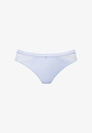 Lichtblauw damesondergoed met kanten afwerking aan de zijkanten en een klein decoratief hangertje in het midden van de voorste tailleband.