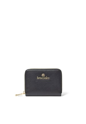 Portafoglio di pelle nera con hardware dorato. Caratterizzato da una chiusura con zip, logo impresso e forma rettangolare. Texture liscia con design minimalista.
