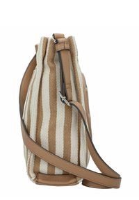 Bruin en wit gestreepte geweven stoffen tas met een tan leren schouderband, een cinched top en een gladde textuur. Voorzien van zilveren hardware.