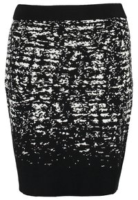 Jupe crayon en maille à motifs noir et blanc avec une silhouette ajustée et une large ceinture noire, présentant un design texturé et abstrait.
