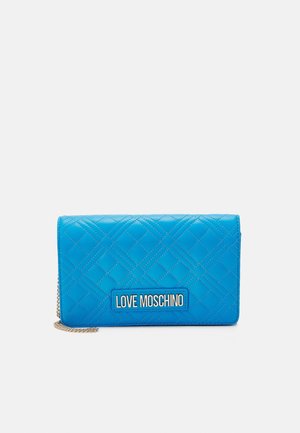 Clutch de cuero acolchado azul con placa de logo dorada "Love Moschino" y correa de cadena dorada sobre fondo claro.