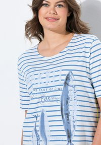 Gestreiftes Kurzarm-T-Shirt in Blau und Weiß mit einem Grafikdesign von Fischen und Text. Weicher Stoff mit Rundhalsausschnitt und lässiger Passform.