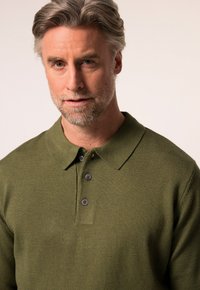 Olivově zelený pletený polo svetr s límečkem, třemi šedými knoflíky a textura látky, navržený pro přiléhavý vzhled.