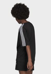 adidas Originals OVERSIZED ADICOLOR RELAXED - Marškinėliai su spaudiniu - black