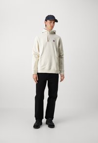 Tommy Jeans BADGE HOODIE UNISEX - Jersey con capucha - newsprint
